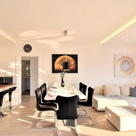 בית נופש Zoran By Interhome מאקרסקה